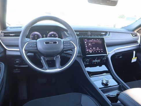 New 2025 Jeep Grand Cherokee Altitude image 2