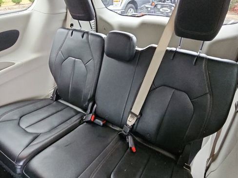 Used 2017 Chrysler Pacifica Touring-L w/ Tire & Wheel Group image 19