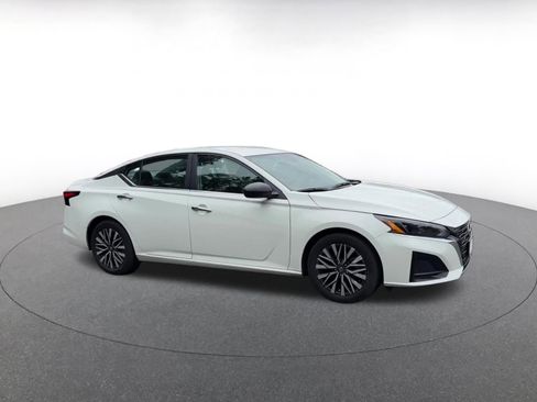 Used 2025 Nissan Altima 2.5 SV FWD image 2