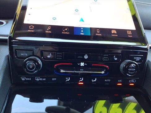 Used 2023 Jeep Grand Cherokee Limited w/ Black Appearance Package image 22