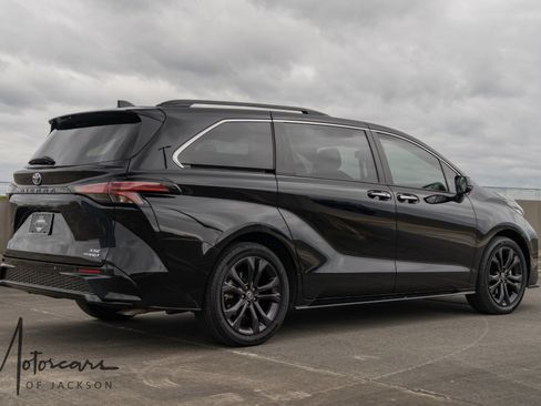 Used 2023 Toyota Sienna XSE image 7