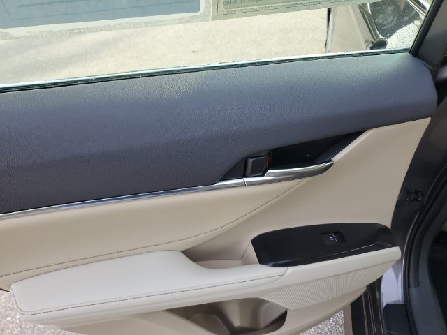 Used 2018 Toyota Camry XLE FWD image 16