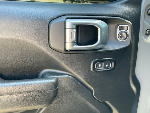 Used 2023 Jeep Wrangler Unlimited Rubicon w/ Cold Weather Group AWD/4WD image 17
