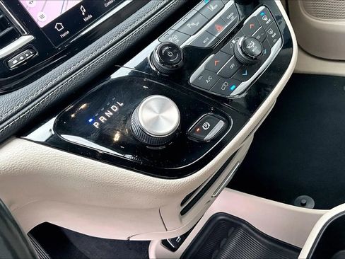 Used 2021 Chrysler Pacifica Touring-L image 15