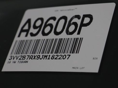 Used 2018 Volkswagen Tiguan SE w/ Panoramic Sunroof Package image 24