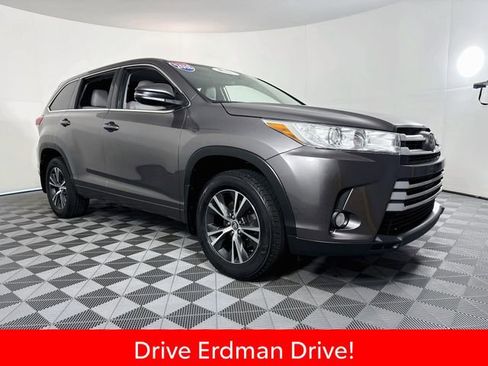 Certified 2018 Toyota Highlander Plus AWD/4WD image 1