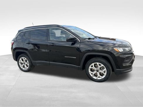Used 2025 Jeep Compass Latitude w/ Sun & Sound Group AWD/4WD image 40
