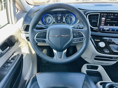 Used 2023 Chrysler Pacifica Touring-L image 15