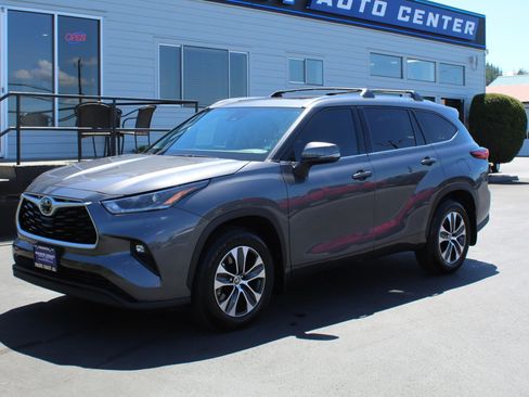 Used 2021 Toyota Highlander XLE AWD/4WD image 2