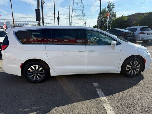 Used 2022 Chrysler Pacifica Touring-L w/ Uconnect Theater Family Group FWD image 6