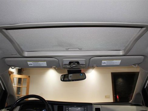 Used 2020 Toyota Sienna XLE AWD/4WD image 21