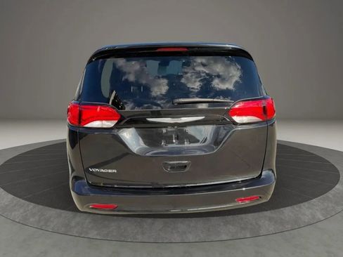 Used 2023 Chrysler Voyager LX FWD image 11
