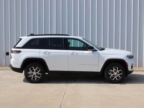 New 2025 Jeep Grand Cherokee Limited w/ Luxury Tech Group II image 9