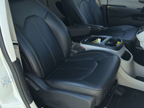 Used 2024 Chrysler Pacifica Touring-L FWD image 33