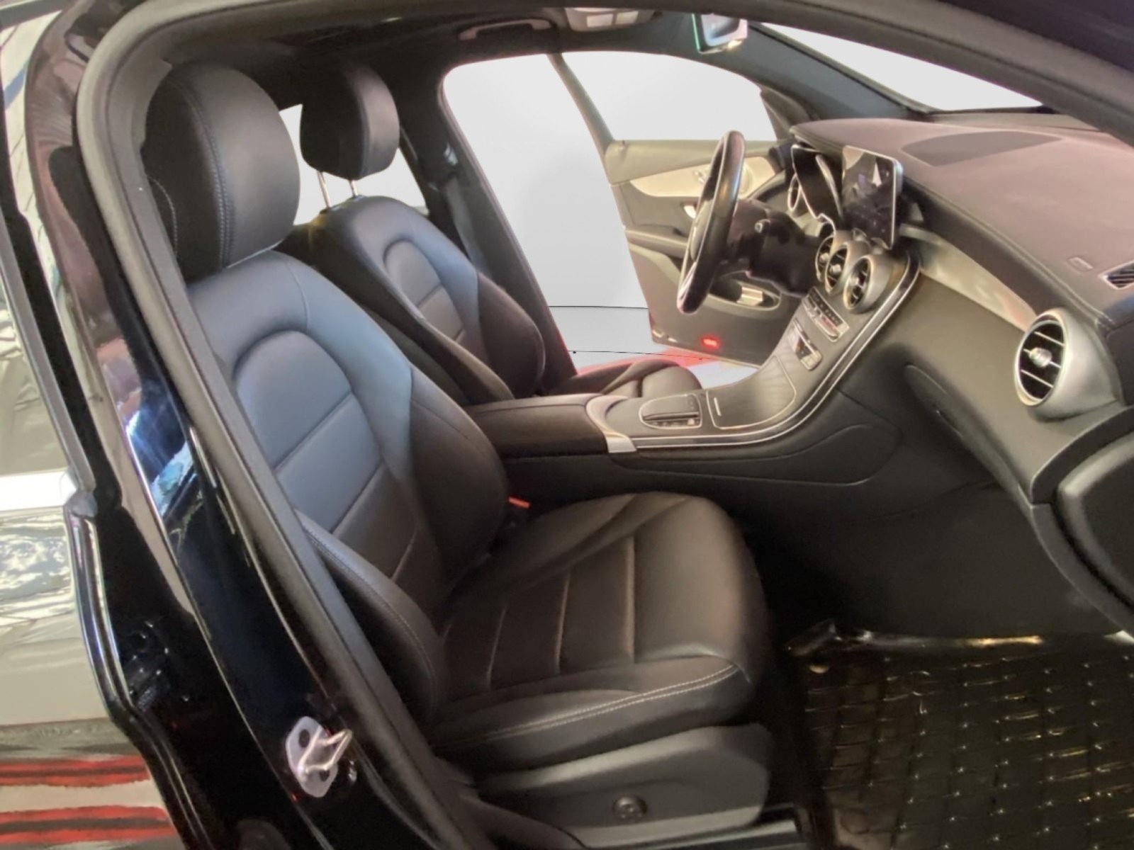 Used 2023 Mercedes-Benz GLC 300 4MATIC Coupe image 9