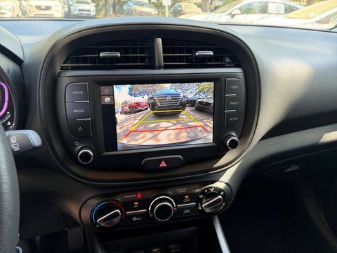 Used 2025 Kia Soul LX w/ LX Technology Package FWD image 17