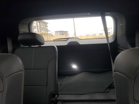 Used 2024 GMC Acadia Elevation image 11