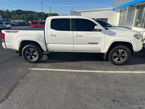Used 2016 Toyota Tacoma TRD Sport w/ Towing Package AWD/4WD image 2