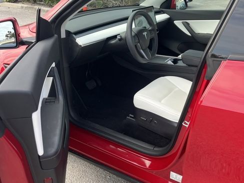 Used 2021 Tesla Model Y Long Range image 3