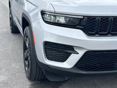 Used 2025 Jeep Grand Cherokee Altitude RWD image 14
