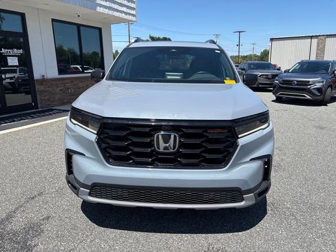Used 2025 Honda Pilot TrailSport image 11