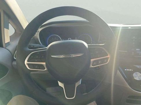 Used 2024 Chrysler Pacifica Touring-L image 9