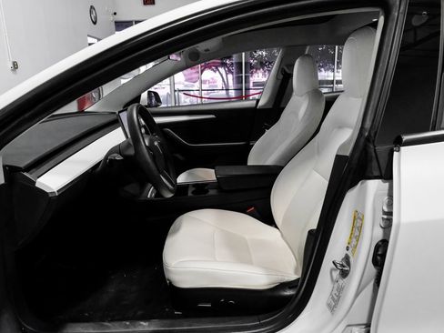 Used 2021 Tesla Model 3 Standard Range Plus image 4