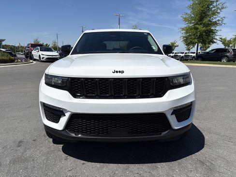 Used 2024 Jeep Grand Cherokee Limited w/ Black Appearance Package image 3