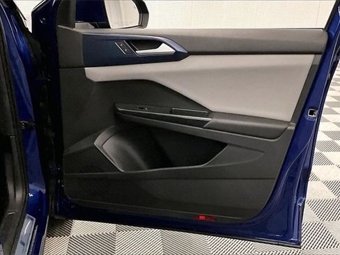 Used 2023 Volkswagen Taos SE w/ Panoramic Sunroof Package image 19