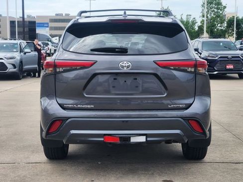 Used 2023 Toyota Highlander Limited FWD image 6