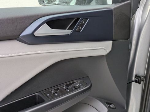 Used 2024 Volkswagen Taos SE image 3