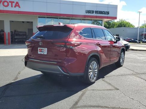 Used 2024 Toyota Highlander Platinum AWD/4WD image 4