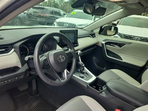 Used 2022 Toyota RAV4 XLE Premium image 23