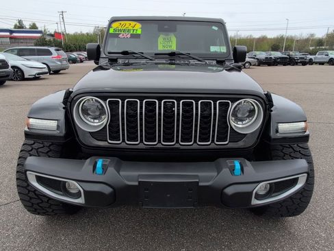 Used 2024 Jeep Wrangler Unlimited Sahara w/ Technology Group AWD/4WD image 11