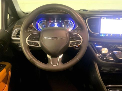 Used 2023 Chrysler Pacifica Pinnacle FWD image 5