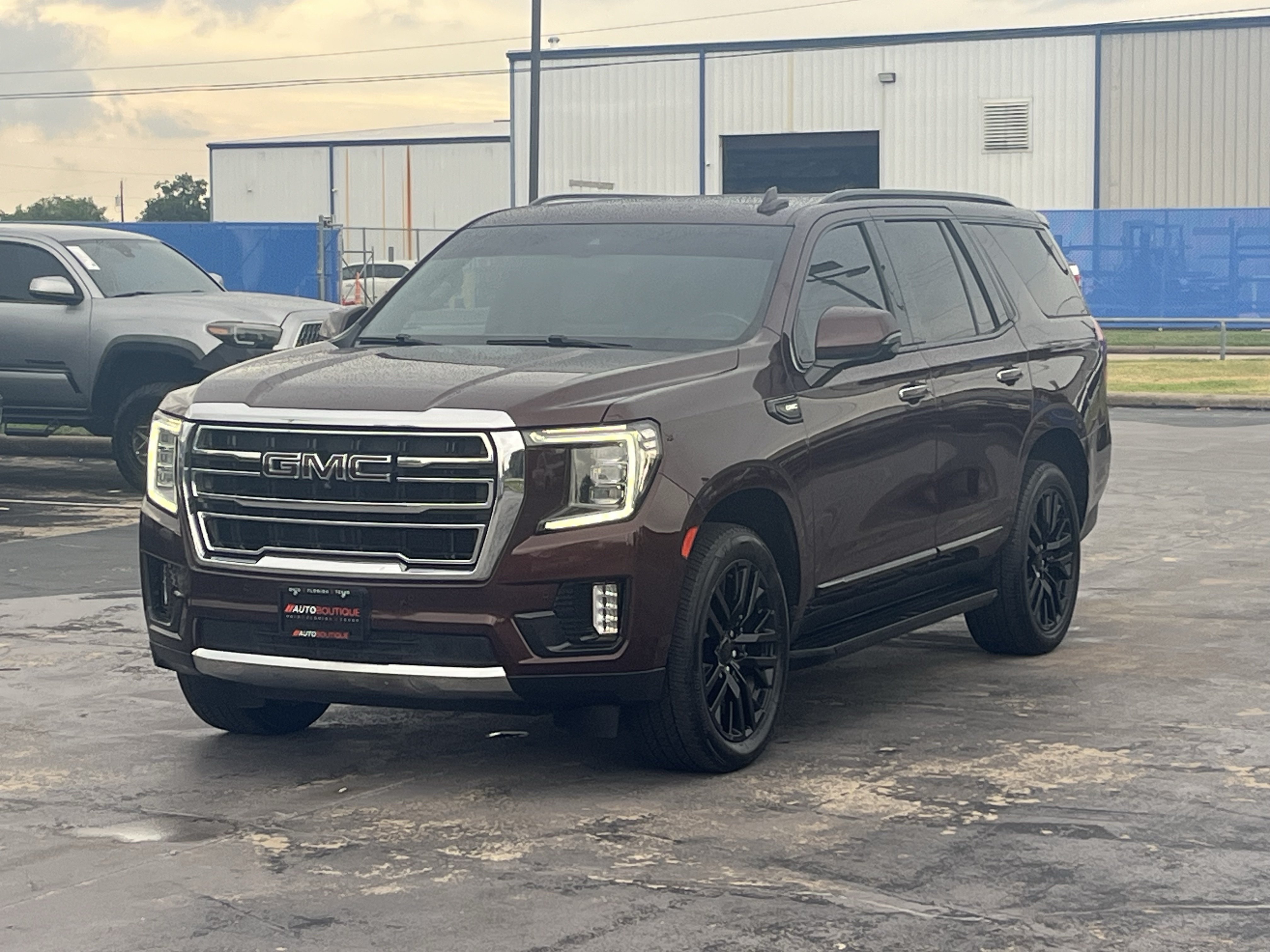 Used 2022 GMC Yukon SLT w/ SLT Premium Package RWD image 3