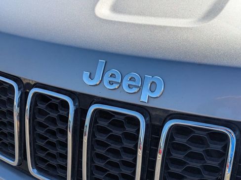 Used 2020 Jeep Grand Cherokee Laredo AWD/4WD image 11