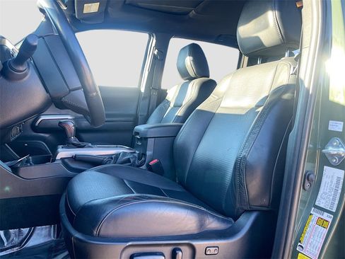 Used 2022 Toyota Tacoma Limited image 22