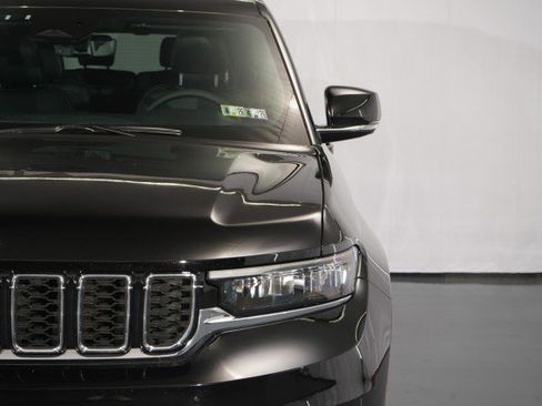 Used 2025 Jeep Grand Cherokee L Limited w/ Luxury Tech Group II image 10