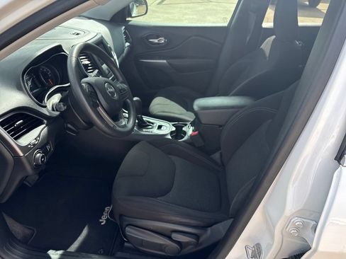 Used 2019 Jeep Cherokee Latitude w/ Popular Appearance Group FWD image 10