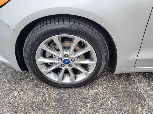 Used 2017 Ford Fusion SE w/ Fusion SE Technology Package FWD image 14