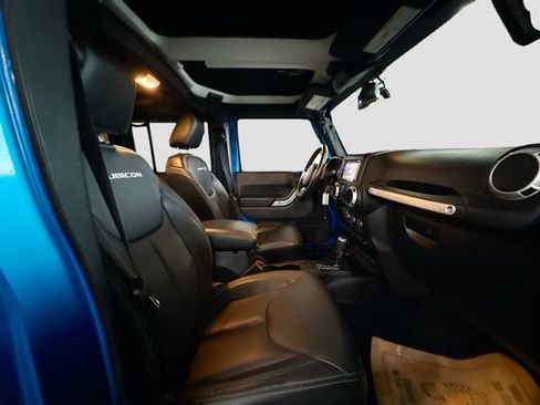 Used 2015 Jeep Wrangler Unlimited Rubicon w/ Connectivity Group image 28