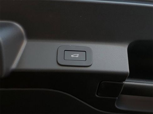 New 2026 Jaguar F-PACE SVR image 31