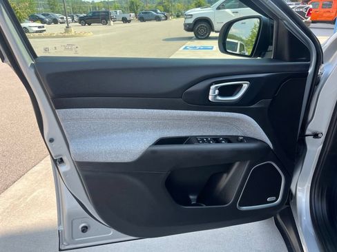 Used 2024 Jeep Compass Latitude w/ Sun and Sound Group AWD/4WD image 6