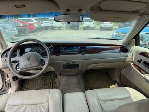 Used 2000 Lincoln Town Car Executive RWD image 15