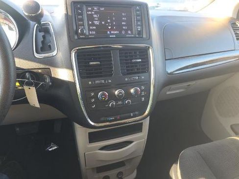 Used 2018 Dodge Grand Caravan SE w/ UConnect Hands-Free Group image 10