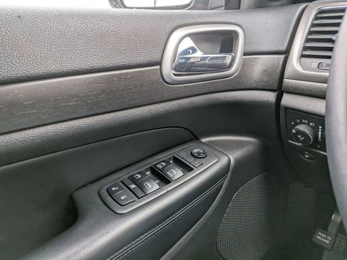 Used 2018 Jeep Grand Cherokee Laredo AWD/4WD image 26