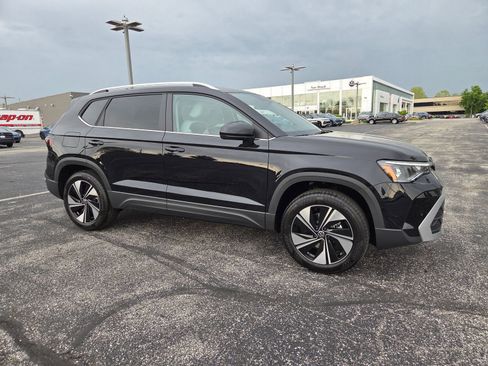New 2026 Volkswagen Taos SE AWD/4WD image 2