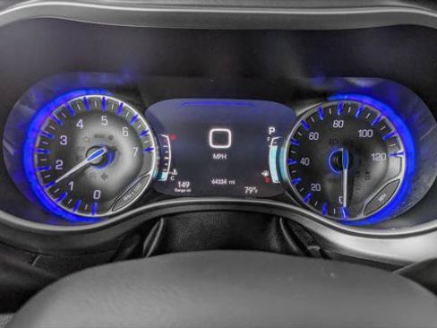 Used 2024 Chrysler Pacifica Touring-L FWD image 27