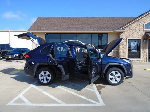 Used 2021 Toyota RAV4 XLE FWD image 21